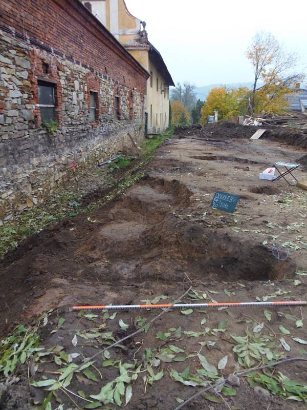 Zámecká konírna na Doudlebách se stala centrem archeologů, kteří zde našli významné objevy o historii v okrese. 