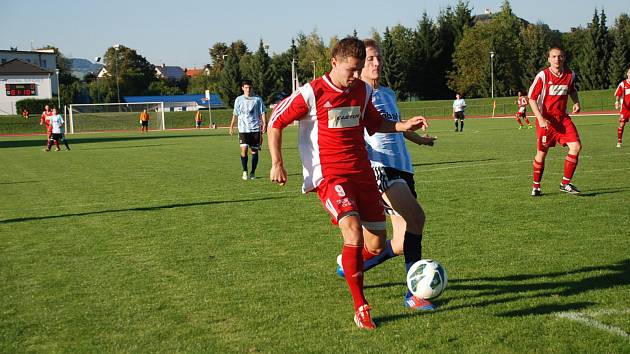 Záložník Týniště nad Orlicí Lukáš Slezák otevřel skóre utkání s Červeným Kostelcem.