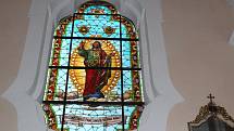 Opravena již dříve byla vitráž se zobrazením Ježíše Krista.
