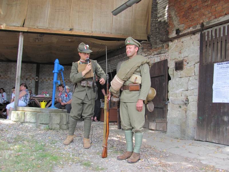 Na slavnostním zahájení výstav byla návštěvníkům předvedena i dobová výstroj legionářů.