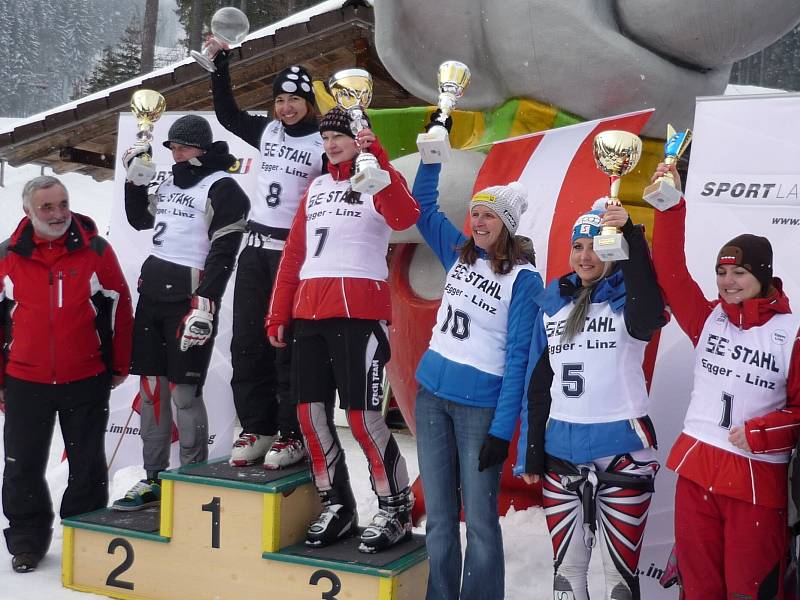 PARÁDNÍ OBRÁZEK. České reprezentantky si během závodů Světového poháru v jízdě na skibobech v rakouském Bad Leonfeldenu doslova předplatily místa na stupních vítězů.