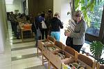 Rychnovská Městská knihovna připravila tradiční burzu knih. Zájemcům nabídla tři tisíce titulů s cenou dvě koruny za knihu a zájem byl veliký.