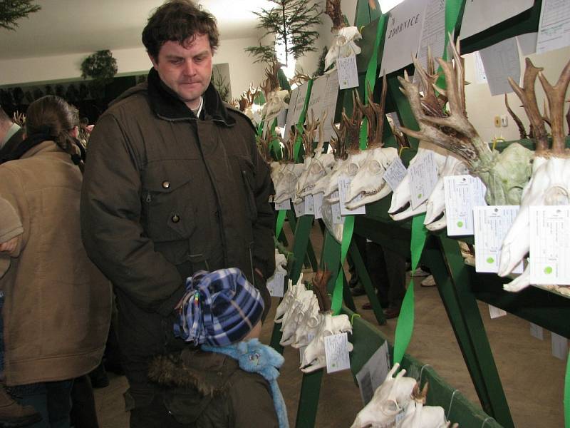 Chovatelská přehlídka trofejí roku 2008 se konala v hostinci U Sekyrky v Bílém Újezdu.