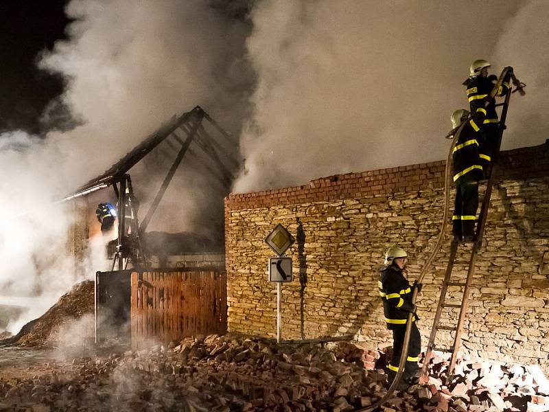 Noční požár stodoly s dílnou způsobil škodu za pět milionů