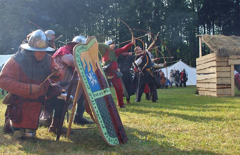 Do Kvasin na slavnosti se sjely stovky členů spolků historického šermu, aby se ukázaly i v boji.