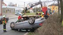 Řidič obrátil auto na střechu před školou v Častolovicích. 