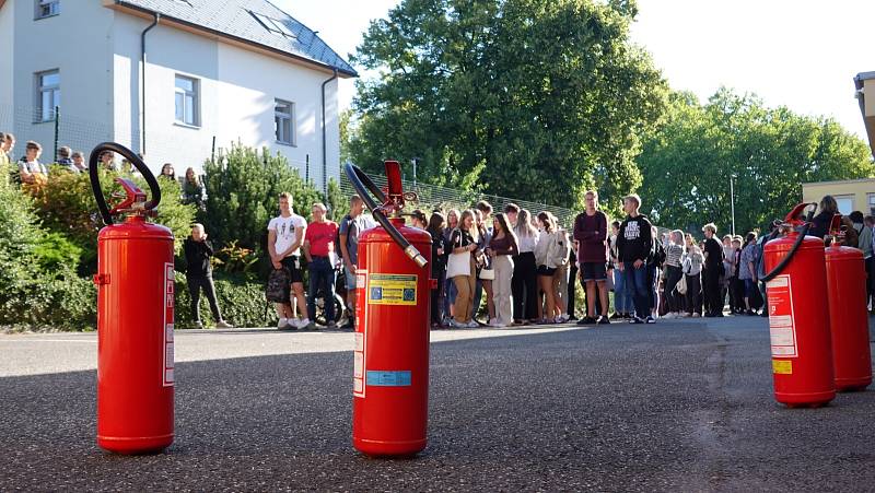 Cvičný požární poplach na kostelecké obchodní akademii.