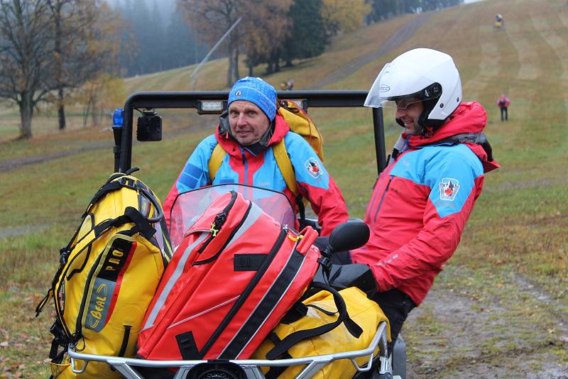 Z taktického cvičení složek integrovaného záchranného systému na podzim roku 2021 v Deštném v Orlických horách. Nacvičovala se tu záchrana lidí z lanovky.