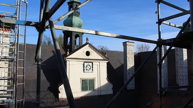 Rozsáhlou rekonstrukcí prochází střecha a komíny doudlebského zámku. Opravit je třeba i římsy.