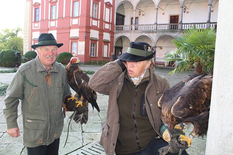 Sokolníci s dravci slavnostně zahájili setkání v Opočně.