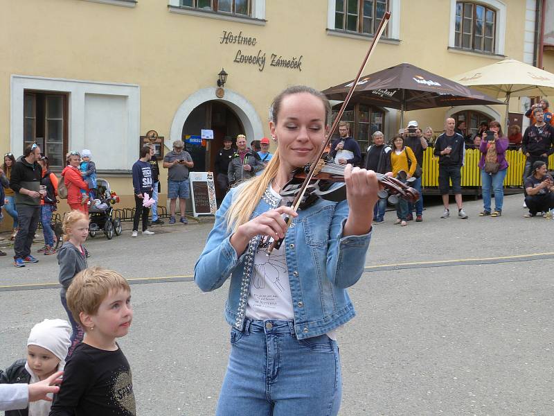 Sobotu zpestřil v Olešnici v Orlických horách majálesový program.