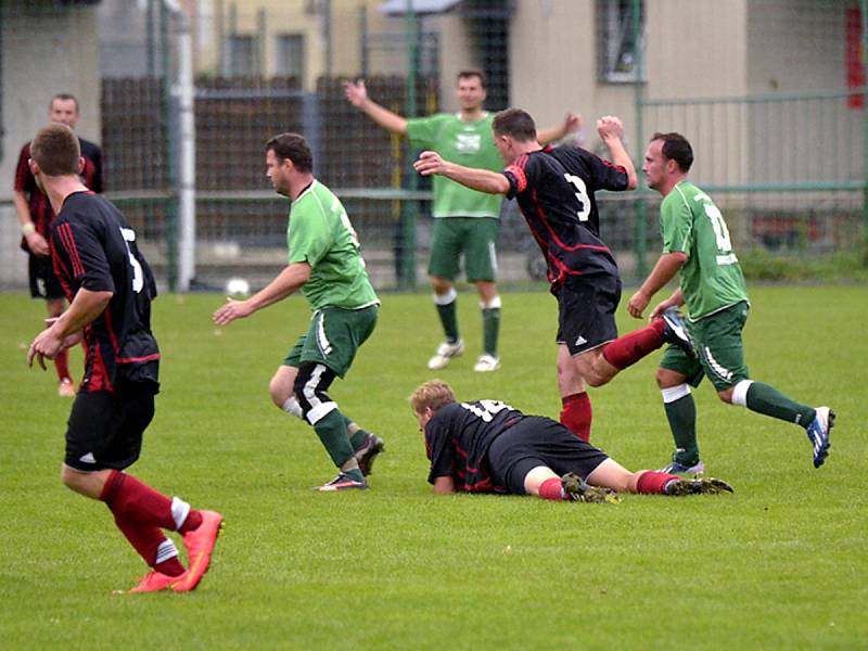 DERBY. Fotbalistům Černíkovic se povedl v Borohrádku dokonalý obrat. V prvním poločase prohrávali již dvougólovým rozdílem, ale podařilo se jim vyrovnat a v poslední minutě vstřelit vítězný gól. 