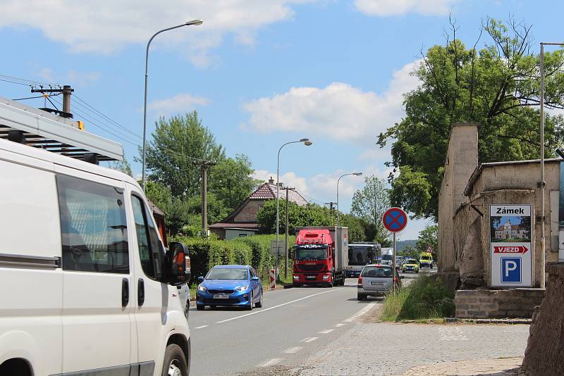 V Doudlebách nad Orlicí musí řidiči počítat s kyvadlovým provozem a kolonami.