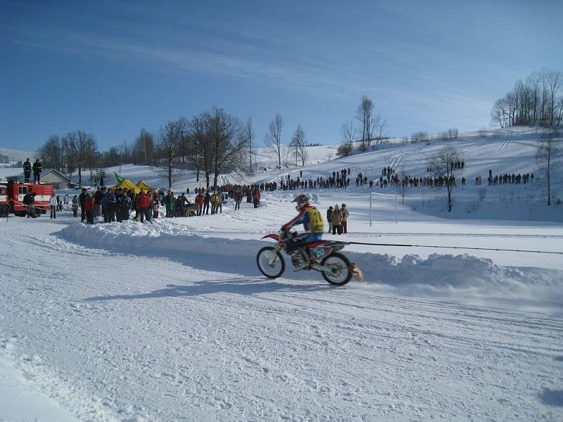 Olešnice v Orlických horách: V horské obci se v sobotu jel jeden ze dvou závěrečných závodů Mistrovství České republiky v motoskijöringu Mitas Orion Cup 2009.