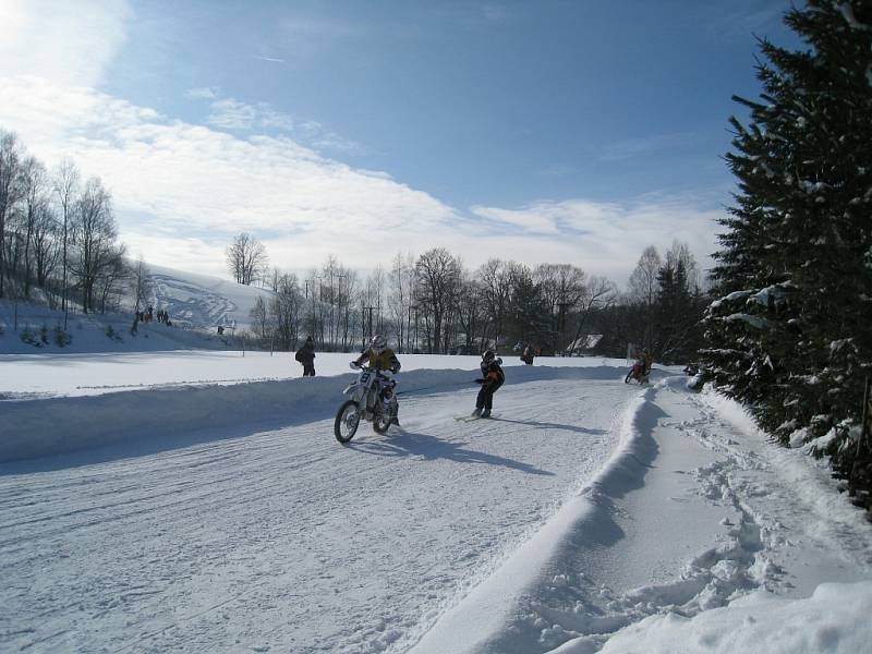 V horské obci se v sobotu jel jeden ze dvou závěrečných závodů Mistrovství České republiky v motoskijöringu Mitas Orion Cup 2009.