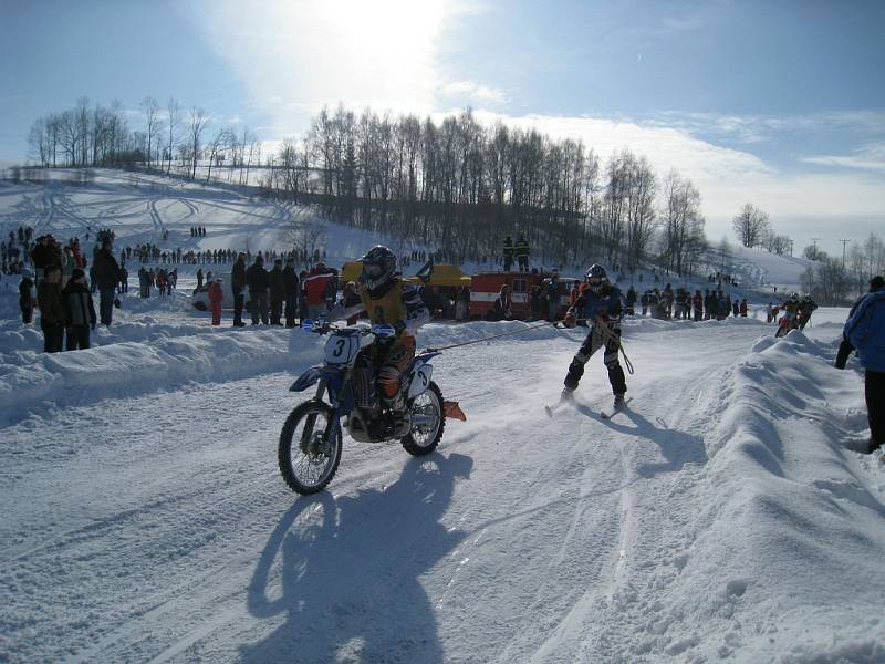 V horské obci se v sobotu jel jeden ze dvou závěrečných závodů Mistrovství České republiky v motoskijöringu Mitas Orion Cup 2009.