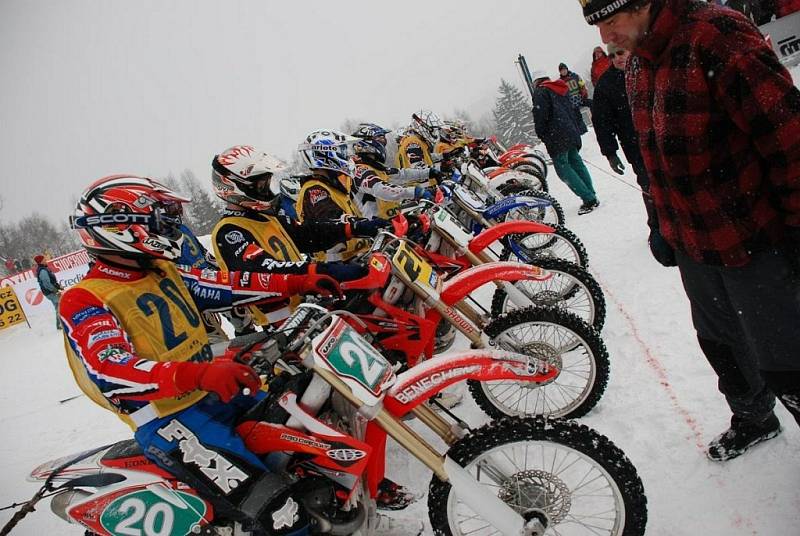 V Dobřanech v Orlických horách závěrečným závodem vyvrcholilo letošní Mistrovství České republiky v motoskijöringu Mitas-Orion Cup 2009.