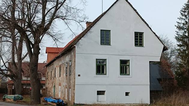 Obnova střechy Hrnčířova mlýna v Českém Meziříčí se má dokončit ještě letos.