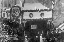 PREZIDENT MASARYK (v bílém) před dobrušskou radnicí v roce 1926. Miloš Zeman zítra zamíří do zdejšího kina.