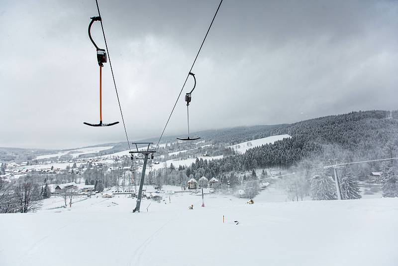 Skiareály zůstavají stále uzavřené, ale provozovatelé stále zasněžují a připravují areály na možné další otevření.