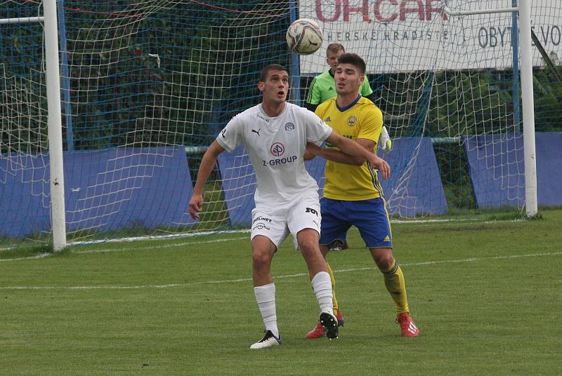 Fotbalisté Slovácka B (bílé dresy) v nedělním třetiligovém derby zdolali zlínskou rezervu 2:0.