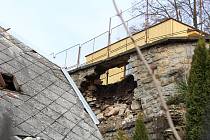 Část kamenné zdi spadla na zahradu jednoho z domů za budovou školy v Rychnově nad Kněžnou.