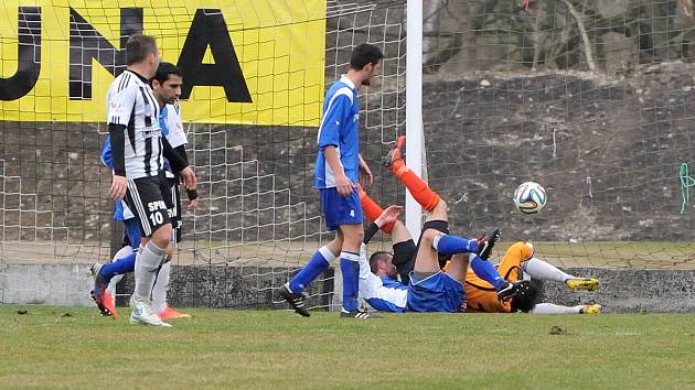 ZÁVAR. Během východočeského divizního derby v Ústí nad Orlicí se týnišťský brankář Marcel Marčišin po jednom zákroku ocitl v nefotbalové pozici, ale svou svatyni ochránil.      