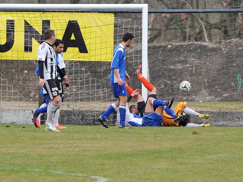 ZÁVAR. Během východočeského divizního derby v Ústí nad Orlicí se týnišťský brankář Marcel Marčišin po jednom zákroku ocitl v nefotbalové pozici, ale svou svatyni ochránil.      