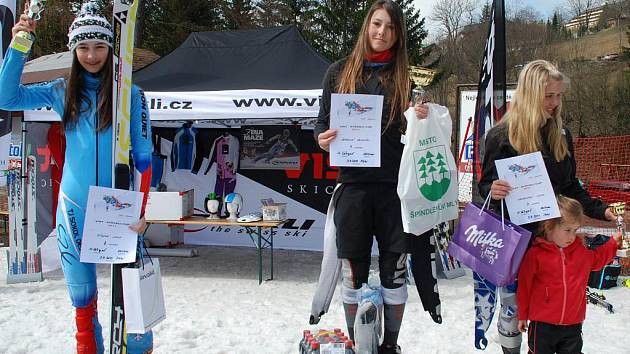Lucie Rydlová (zcela vlevo) mezi nejlepšími slalomáři