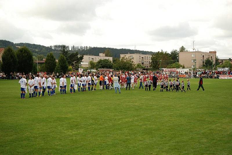 Pražská Amfora si zahrála fotbal a bavila diváky na doudlebském hřišti.