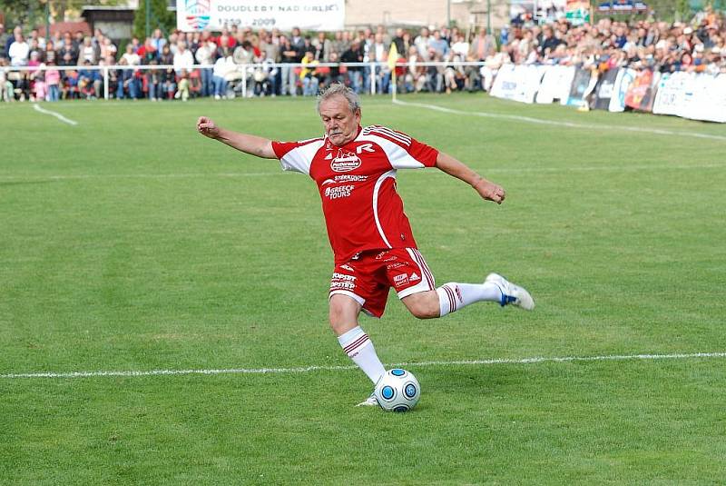 Pražská Amfora si zahrála fotbal a bavila diváky na doudlebském hřišti.