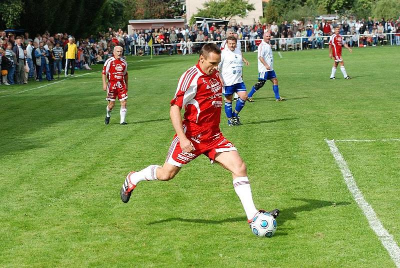 Pražská Amfora si zahrála fotbal a bavila diváky na doudlebském hřišti.