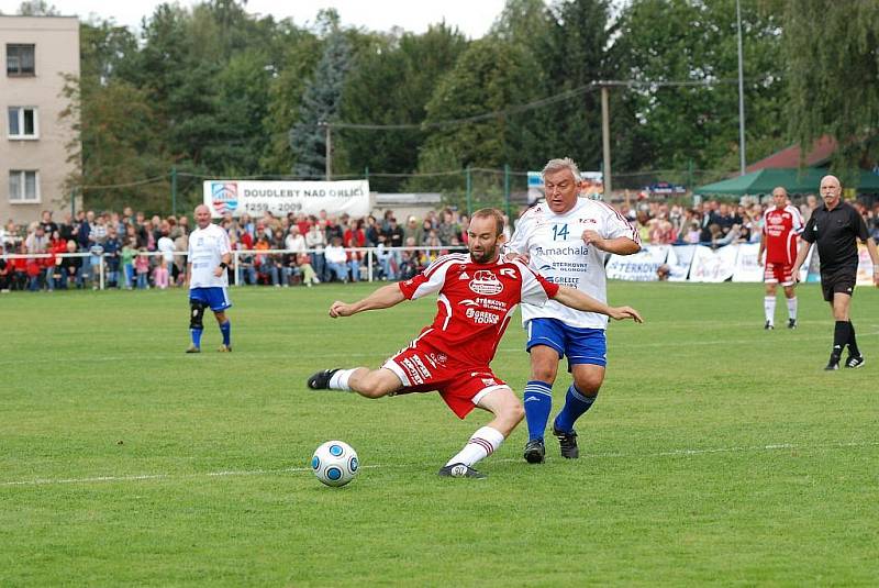 Pražská Amfora si zahrála fotbal a bavila diváky na doudlebském hřišti.