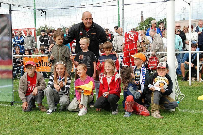 Pražská Amfora si zahrála fotbal a bavila diváky na doudlebském hřišti.