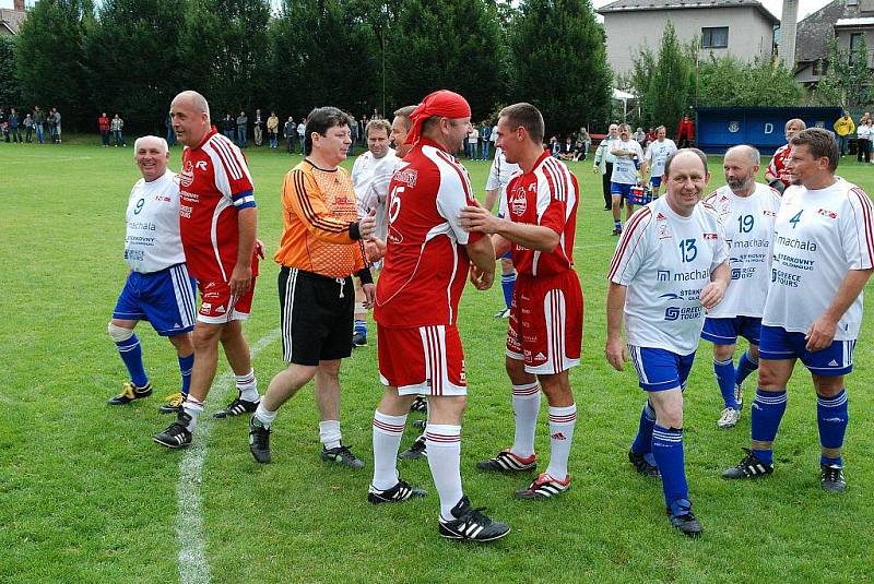 Pražská Amfora si zahrála fotbal a bavila diváky na doudlebském hřišti.