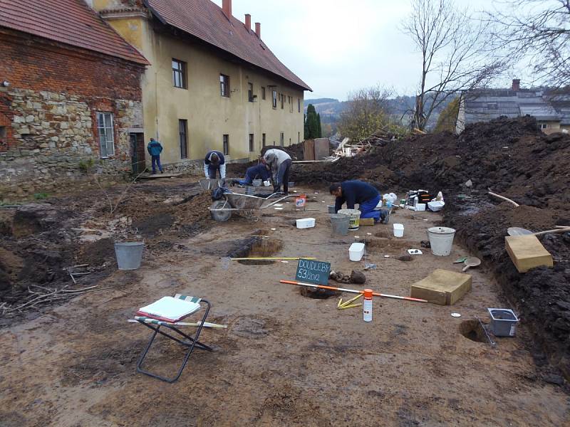 Zámecká konírna na Doudlebách se stala centrem archeologů, kteří zde našli významné objevy o historii v okrese. 