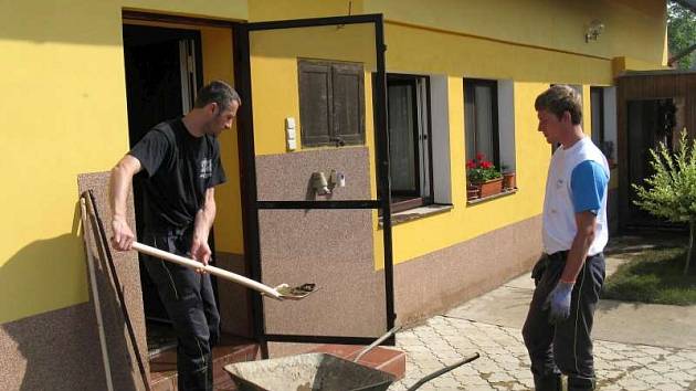 Voda, bláto a velká spoušť. Dolní Beřkovice patřily k obcím, které se z následků povodní budou vzpamatovávat dlouhé týdny. První bylo potřeba veškerý zničení nábytek a spotřebiče odklidit a začít s vyčištěním a vysoušením domů.