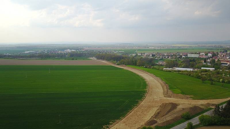 Z dronu. Tudy povede další část obchvatu Opočna. Zdroj: KÚ KHK