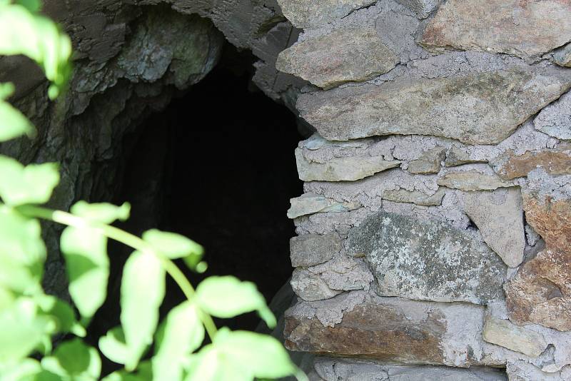 Z potštejnského hradu. Vstup do jedné z podzemních chodeb, které tu zůstaly z dob hledání údajného pokladu.