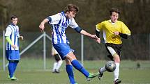 ŠEST BRANEK padlo v duelu „béček“ na umělé trávě v Černíkovicích. Z výhry 5:1 se radovali hosté z Kostelce (v pruhovaném).