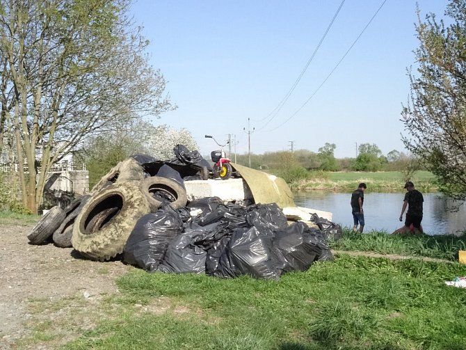 Dobrovolníci i letos zbavovali Orlici civilizačního odpadu. Skóre: 70 kilometrů, 4,2 tuny odpadu.