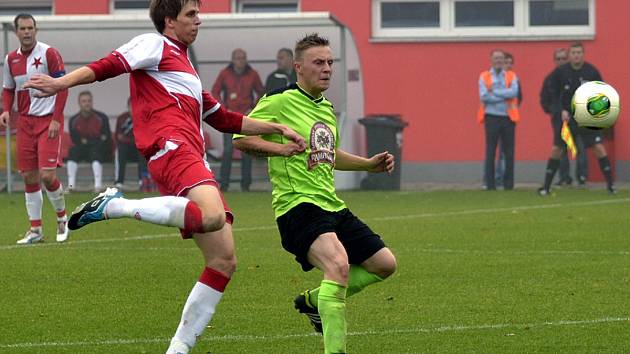 ČESTNÝ GÓLOVÝ ÚSPĚCH fotbalistů Dobrušky na trávníku hradecké Slavie v Orlické kotlině zaznamenal Roman Čopík (na snímku vpravo). Ze zisku tří bodů se po výhře 3:1 radovali „sešívaní“.