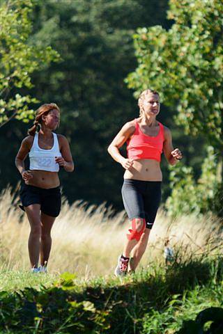 HORSKÁ TRAŤ dokonale prověřila všechny účastníky maratonu i půlmaratonu. Obtížnost závodu zvýšilo tropické počasí, a tak občerstvovací stanice byly v plné permanenci. 