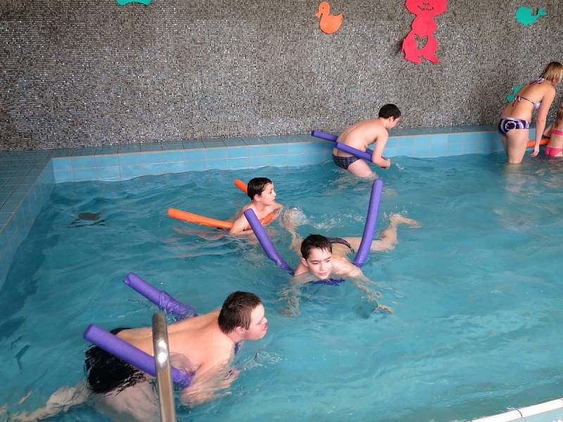 Děti ze speciálních tříd plavání nadchlo