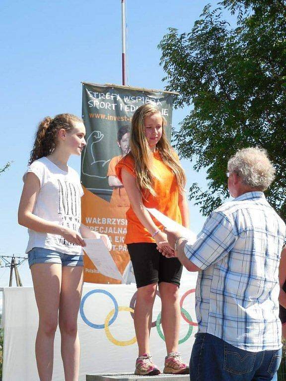 Žáci Základní školy Skuhrov nad Bělou si přivezli cenné kovy za dvě vítězství, jedno druhé a jedno třetí místo v běžeckých závodech