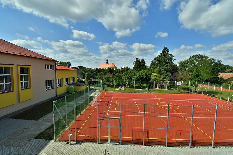 Zrekonstruovaný areál u borohrádecké Základní školy TGM.