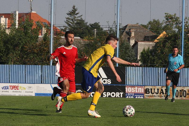 Fotbalisté Starého Města (žluté dresy) doma zvítězili nad Uherským Ostrohem přesvědčivě 7:2.