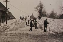 1941. Odklízení sněhové závěje  z prostoru mezi bývalou farou a hotelem Michel. Z publikace Deštné v Orlických horách na starých pohlednicích (Muzeum zimních sportů, turistiky a řemesel)