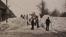 1941. Odklízení sněhové závěje  z prostoru mezi bývalou farou a hotelem Michel. Z publikace Deštné v Orlických horách na starých pohlednicích (Muzeum zimních sportů, turistiky a řemesel)