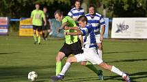 Autor druhého dobrušského gólu Jakub Mikušík se probíjí obranou domácí týmu Lípy nad Orlicí. Z postupu se po výhře 2:0 radovali fotbalisté z města F. L. Věka.   